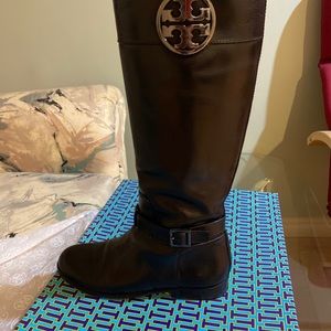 Selling my pre loved tory burch boots